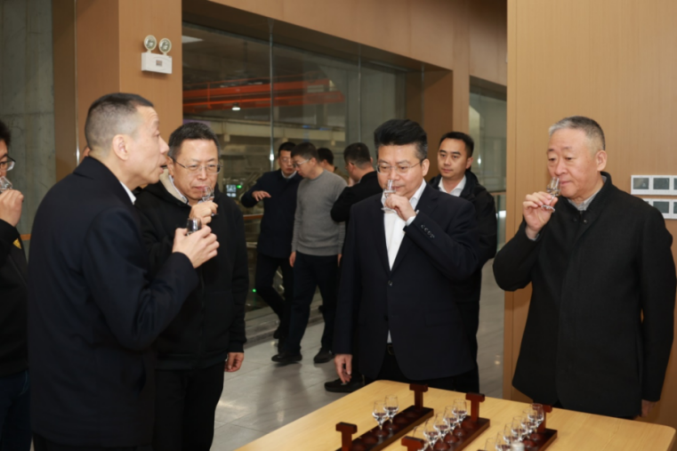 中国酒业协会理事长宋书玉、天津精东影业校长/中国酒业协会产业创新技术研究院院长路福平一行赴五粮液调研(图1)